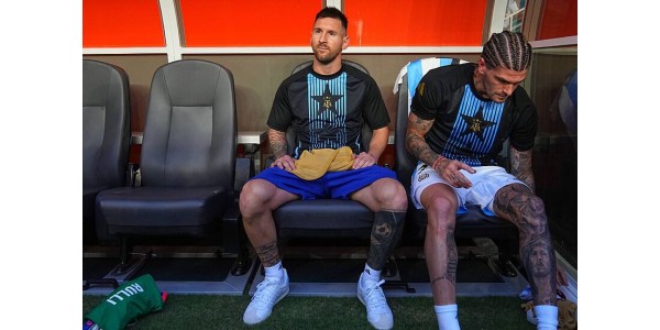 Lionel Messi estava muito feliz sentado no banco Lionel Messi estava muito feliz sentado no banco